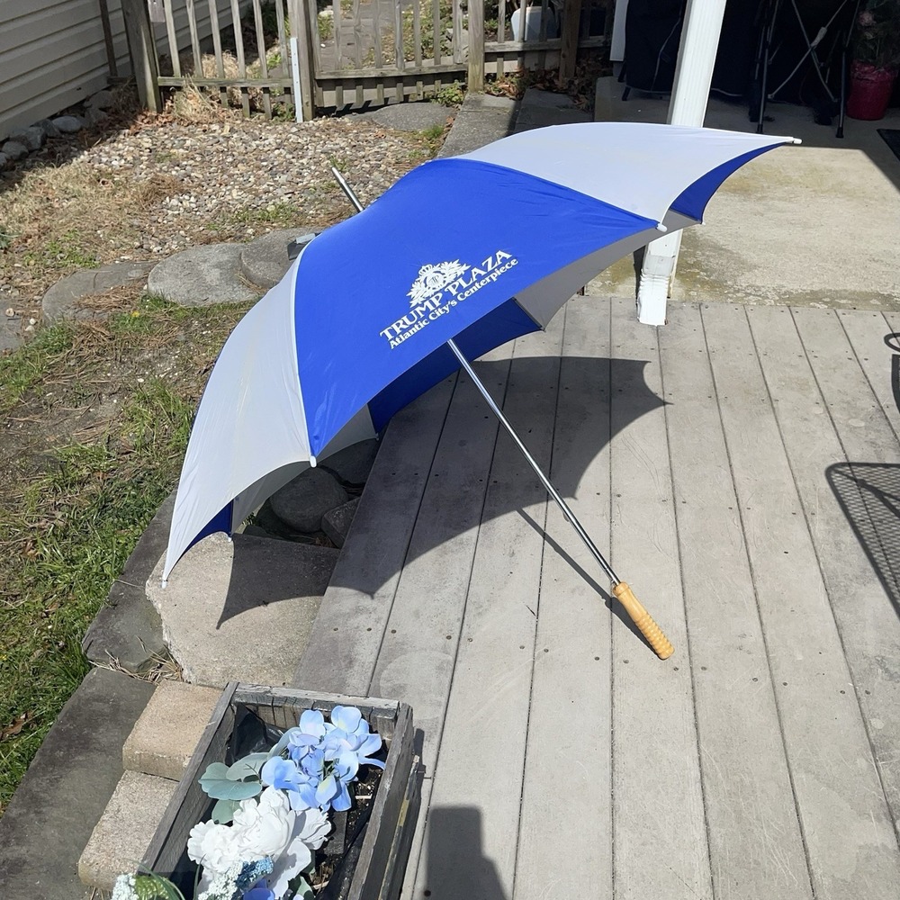 Vintage TRUMP PLAZA - Atlantic City's Centerpiece‎ Promo Umbrella 60" Golf Used